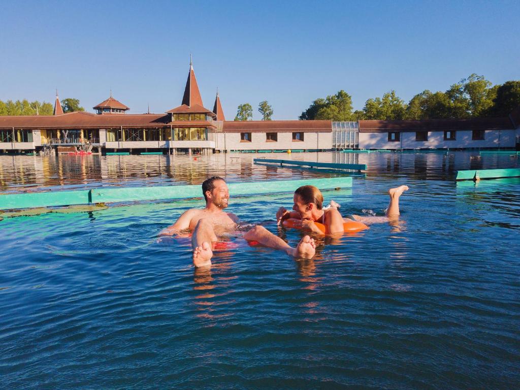 Bazén v ubytovaní Palace Hotel Hévíz alebo v jeho blízkosti