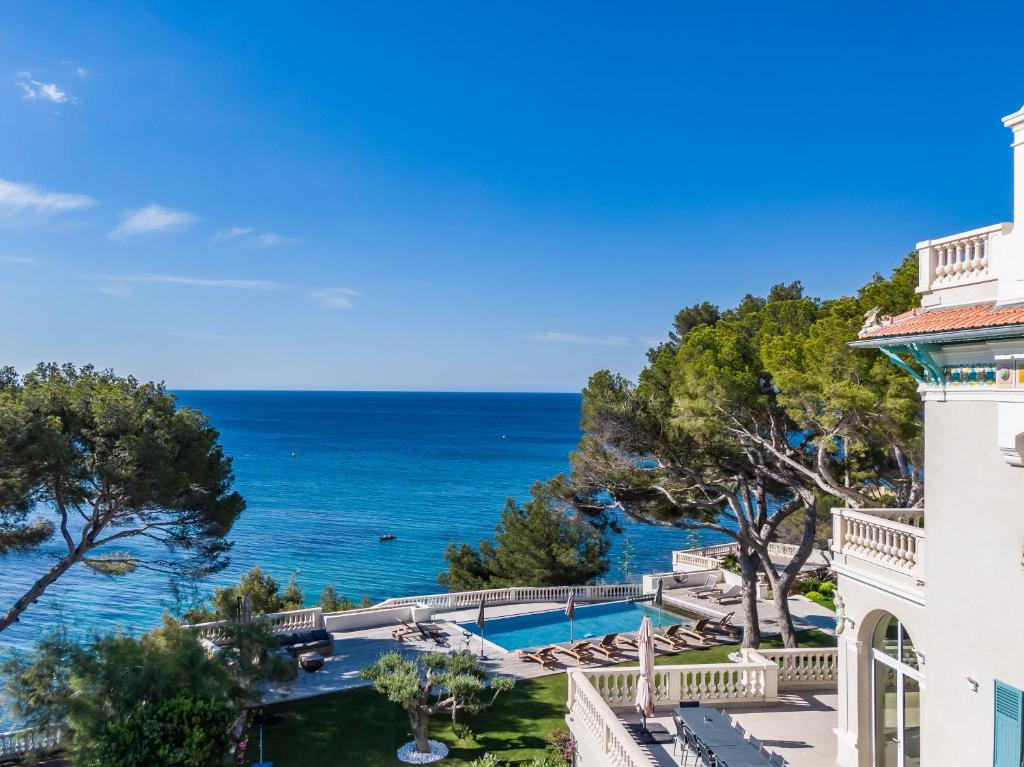 une vue sur l'océan depuis un immeuble dans l'établissement Maison de Maître avec piscine en front de mer, à La Seyne-sur-Mer