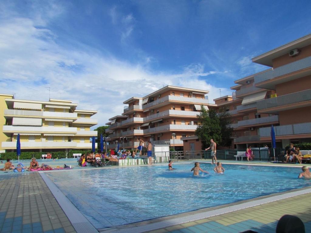 um grupo de pessoas na piscina de um hotel em Relax and chill by the pool - Beahost em Bibione