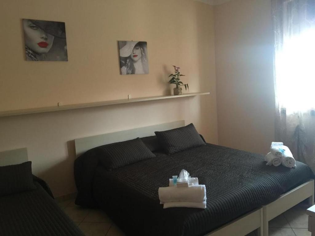 フィウミチーノにあるApartment Flat Fiumicinoのベッドルーム1室(ベッド1台、タオル2枚付)