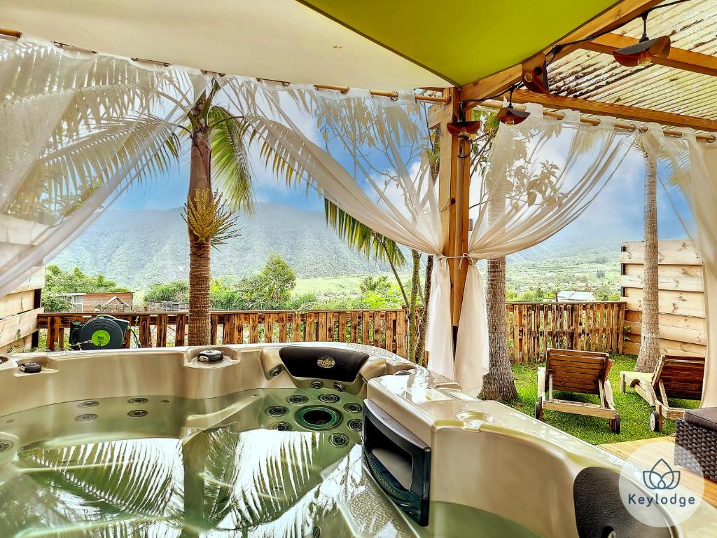 a bath tub in a backyard with a view at Joli Coeur - Bungalow aux Makes - Saint-Louis in Saint-Louis