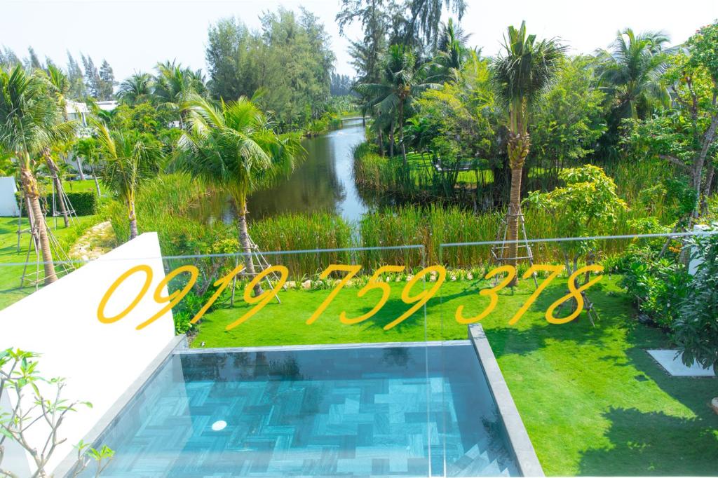 vistas al río desde el balcón de una casa en VILLA 4 BEDROOMS SANCTUARY HO TRAM Private Pool 5 STARS, en Thuận Biên