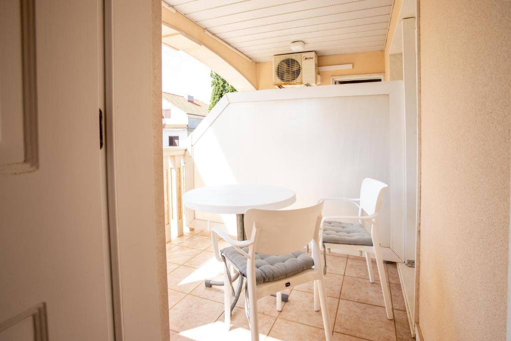 a small dining room with a table and chairs at Apartments Mijajov Dvor in Sumartin