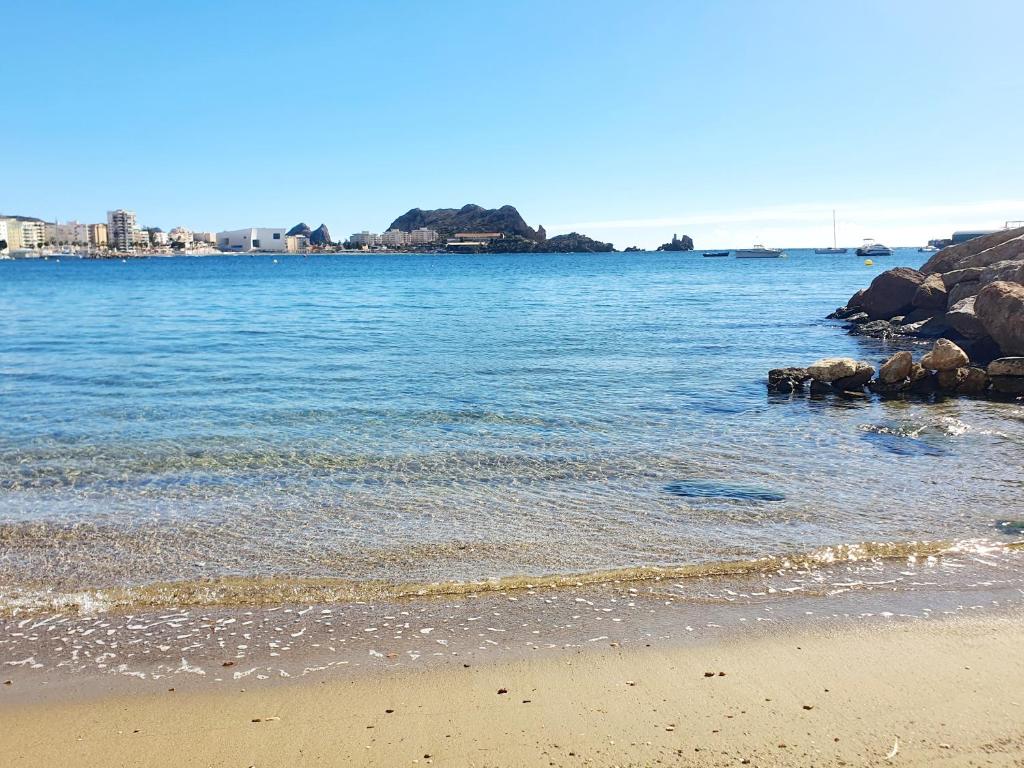 una playa con el océano y rocas en el agua en Playa de Levante, Céntrico y Parking - by Aloha Palma, en Águilas