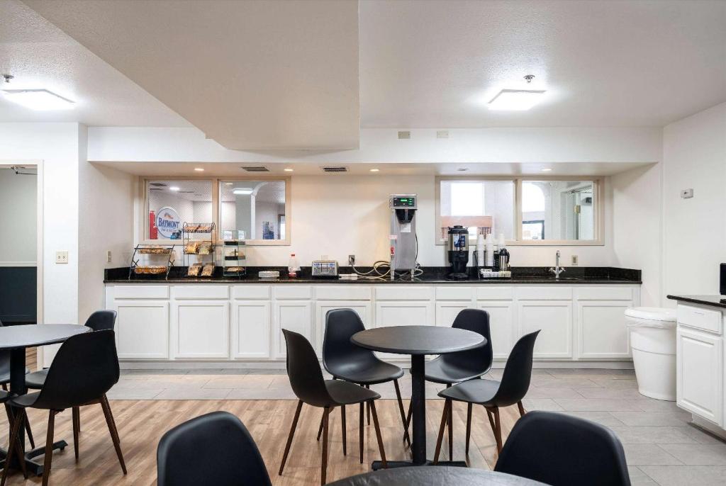 Kuchyň nebo kuchyňský kout v ubytování Baymont INN & Suites by Wyndham