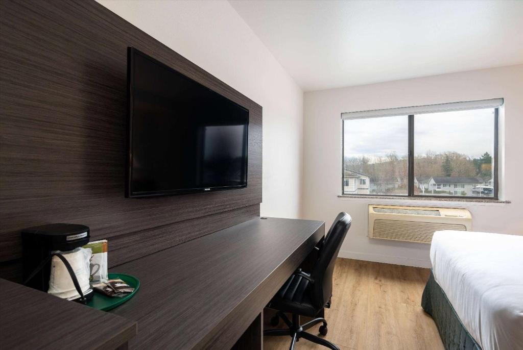 TV a/nebo společenská místnost v ubytování Baymont INN & Suites by Wyndham