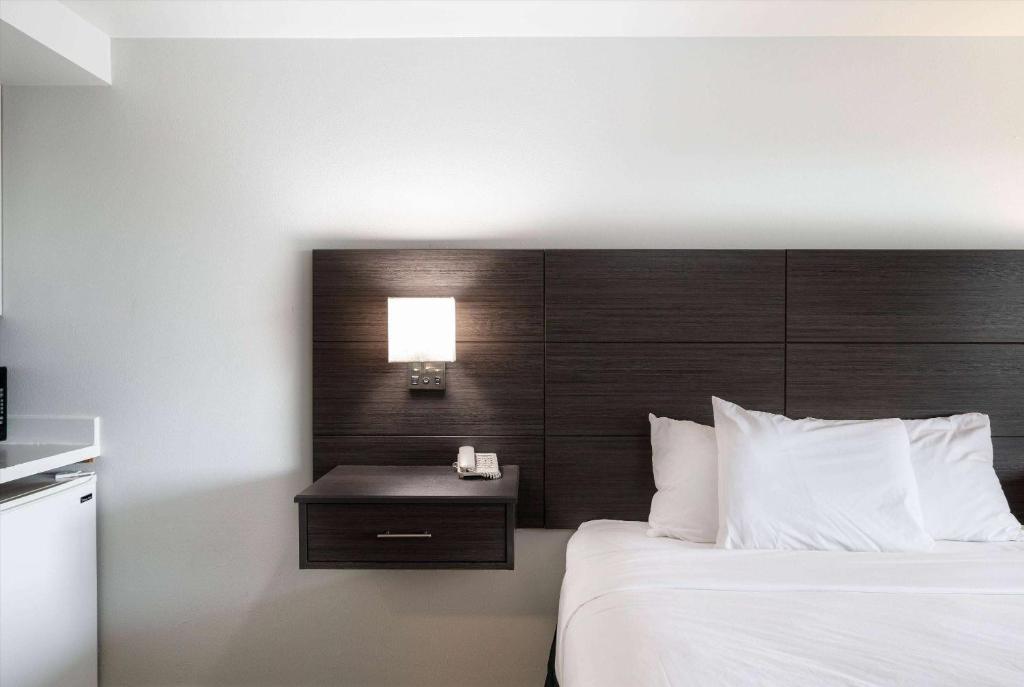 Postel nebo postele na pokoji v ubytování Baymont INN & Suites by Wyndham