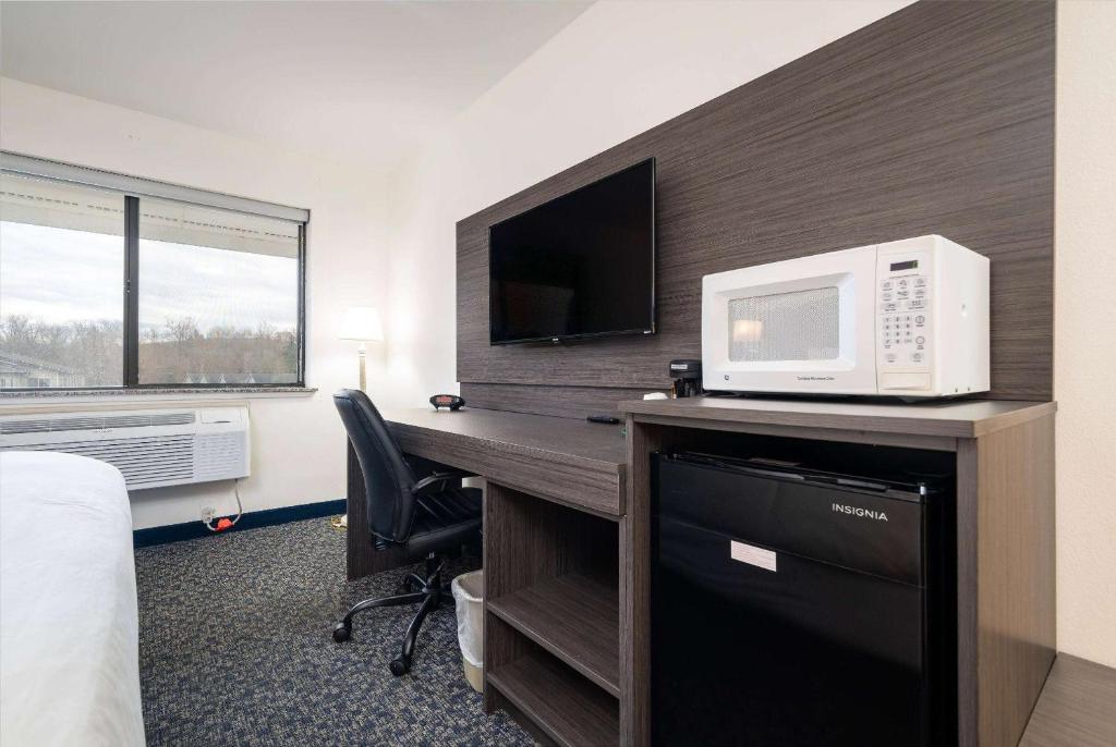 TV a/nebo společenská místnost v ubytování Baymont INN & Suites by Wyndham