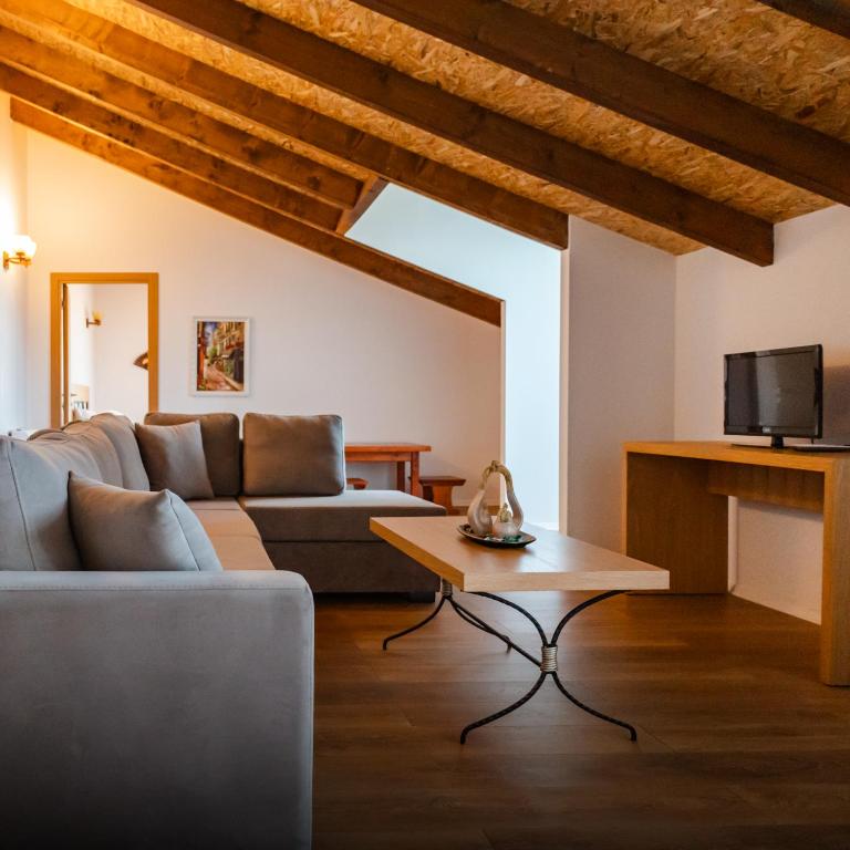 TV a/nebo společenská místnost v ubytování Gle-Alb AgroTourism