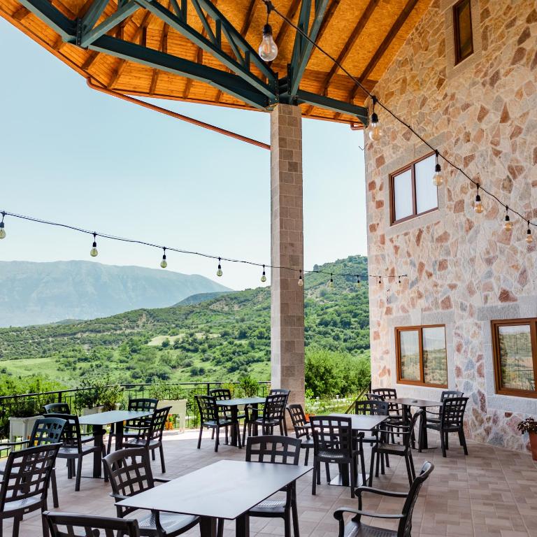Nespecifikovaný výhled na hory nebo výhled na hory při pohledu z hotelu