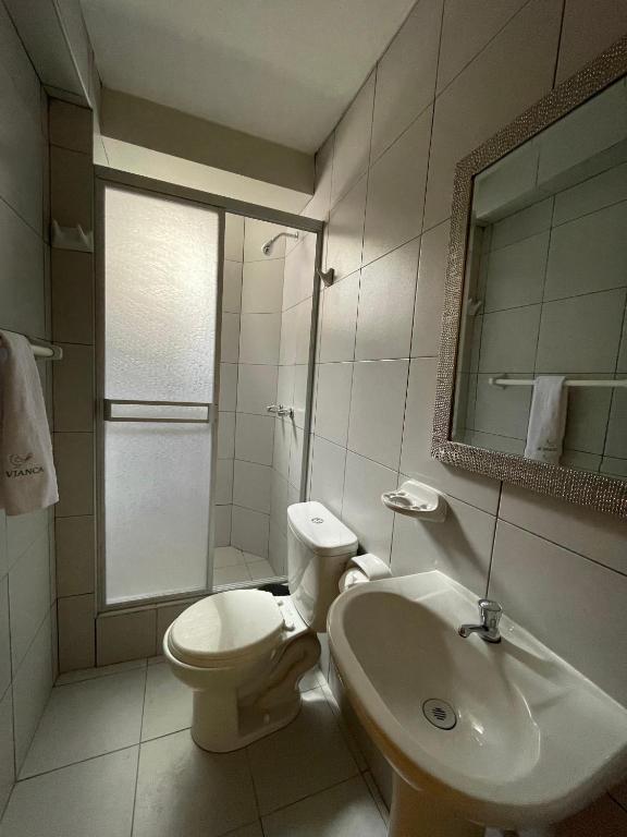 Koupelna v ubytování Vianca Hotel