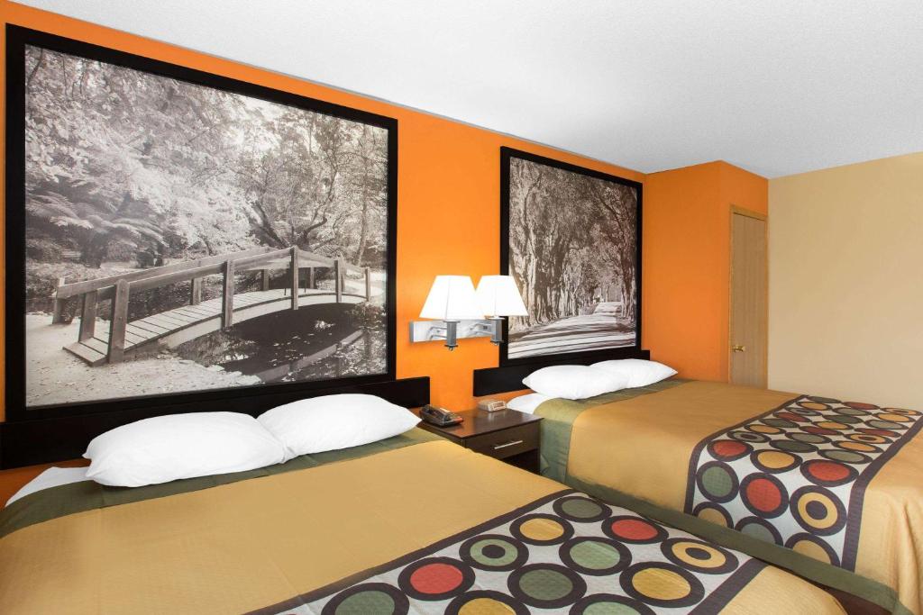 Postel nebo postele na pokoji v ubytování Super 8 by Wyndham Clive IA