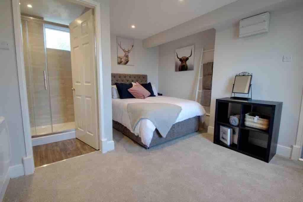 una camera con un grande letto e una finestra di Lovely Bakewell apartment a Bakewell