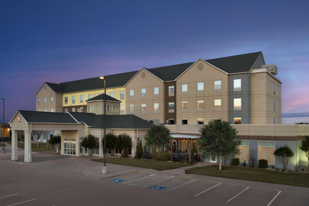 ein großes Gebäude mit einem Parkplatz davor in der Unterkunft Hilton Garden Inn Abilene in Abilene