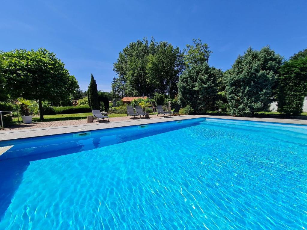 una gran piscina de agua azul en Parkhoeve Vakantiewoning, en Ham