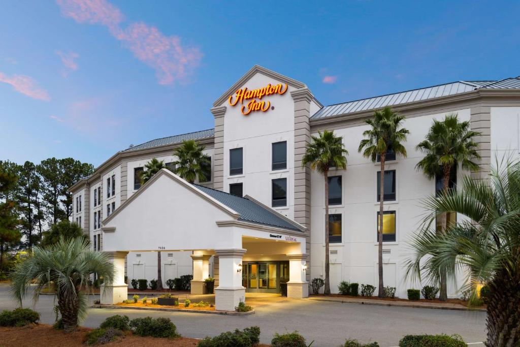 une représentation de l'avant d'un hôtel dans l'établissement Hampton Inn Charleston North, à Charleston