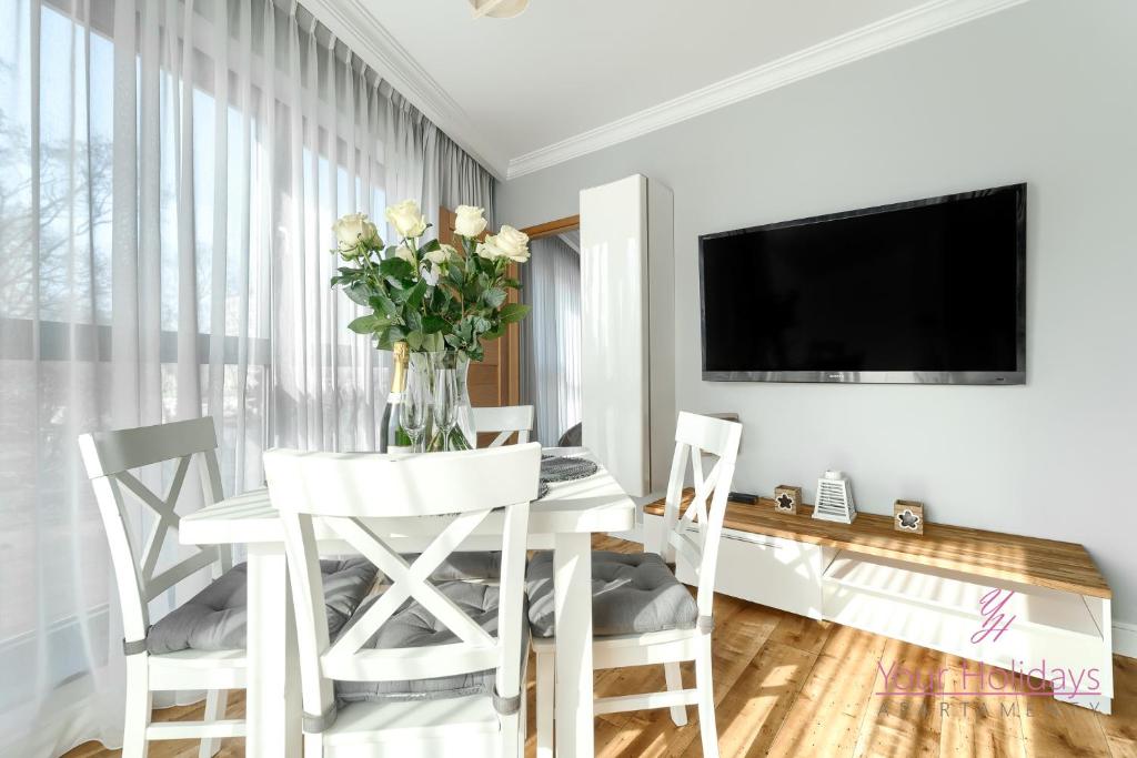 Televízia a/alebo spoločenská miestnosť v ubytovaní Your Holidays Horyzont