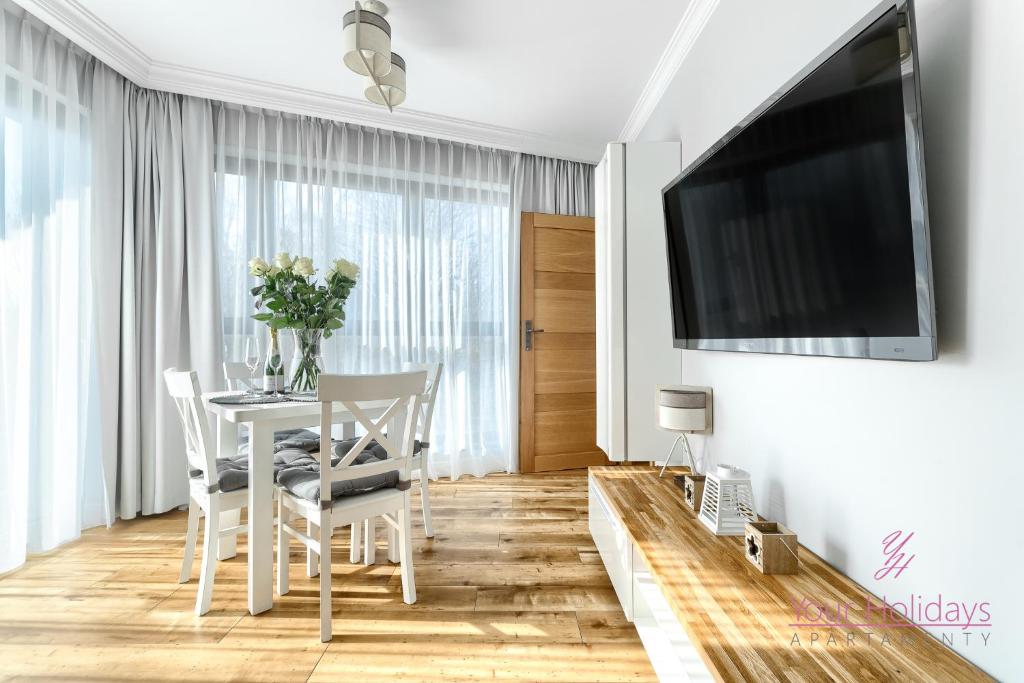 Televízia a/alebo spoločenská miestnosť v ubytovaní Your Holidays Horyzont