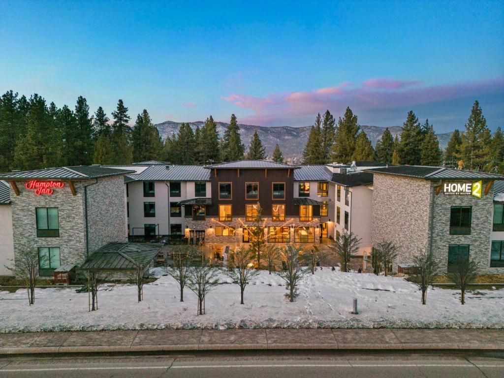 hotel na środku pokrytego śniegiem dziedzińca w obiekcie Home2 Suites By Hilton Big Bear Lake w mieście Big Bear Lake