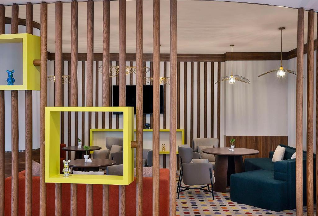Posezení v ubytování Hampton by Hilton Sharma NEOM Community 1