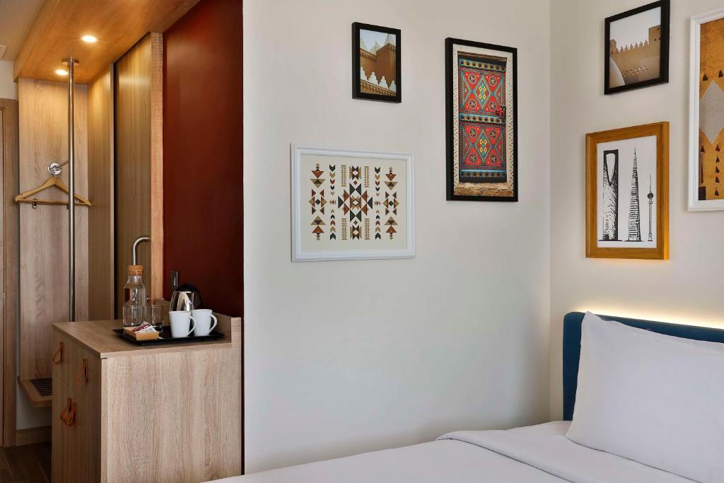 Postel nebo postele na pokoji v ubytování Hampton by Hilton Sharma NEOM Community 1