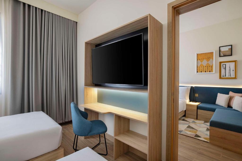 Postel nebo postele na pokoji v ubytování Hampton by Hilton Sharma NEOM Community 1