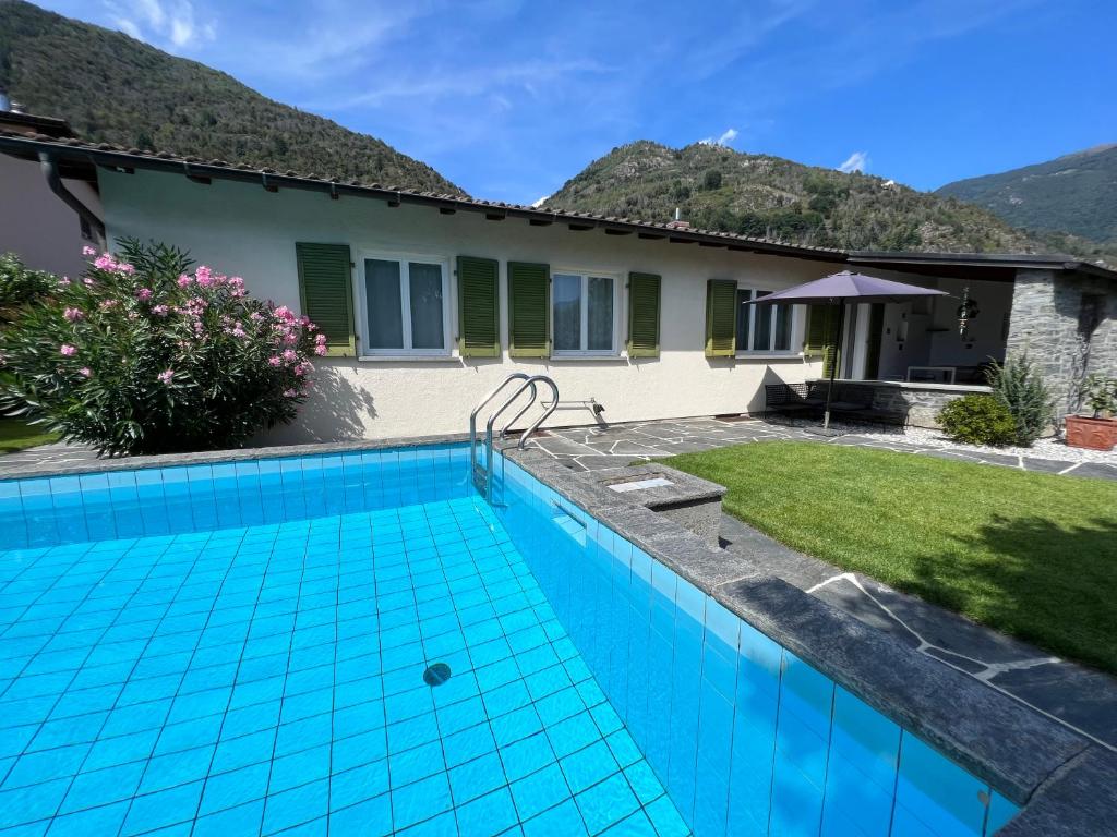 a villa with a swimming pool and a house at Casa Medusa - con piscina, a 2 minuti dalla stazione in Verscio