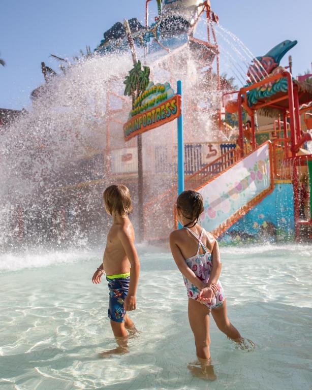 Bazén v ubytování Grand Waterworld Makadi Family Star - Couples and Families Only nebo v jeho okolí