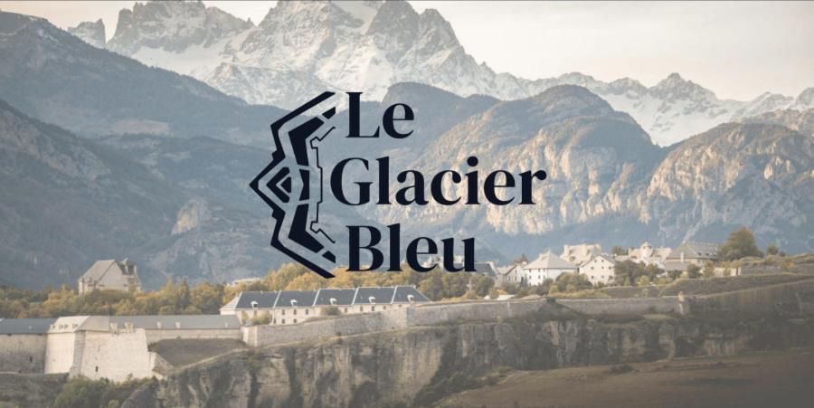 una foto de una montaña con las palabras "lecho glaciar de la vida" en Auberge Le Glacier Bleu, en Mont-Dauphin