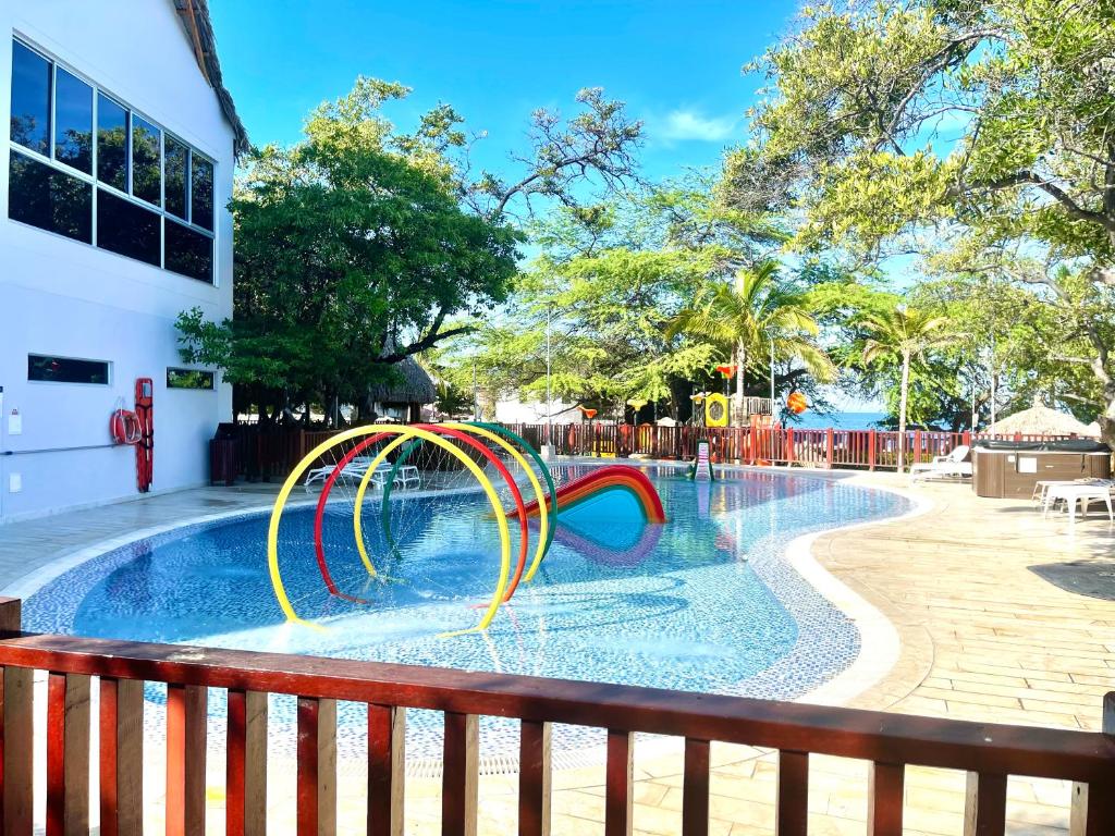 una piscina con un tobogán de agua en un parque infantil en Apartamento en Santa Marta - Samaria club de playa, en Santa Marta