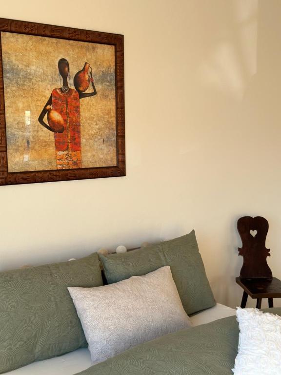 un soggiorno con divano e un dipinto sul muro di Vanessa Apartment a Lubiana