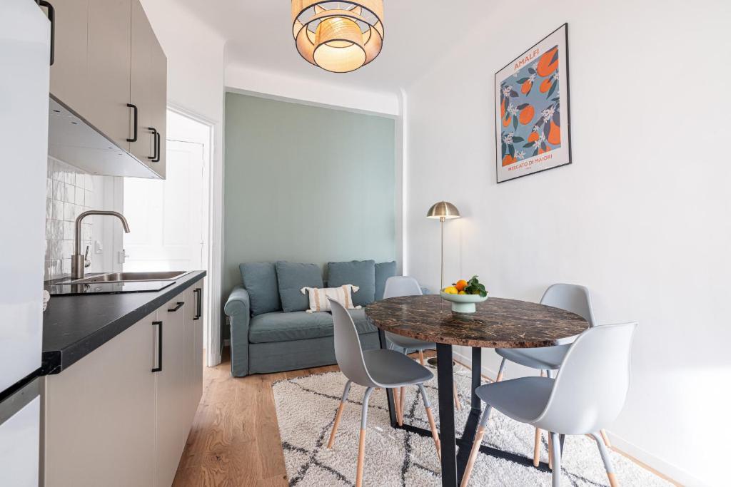 une cuisine et un salon avec une table et des chaises dans l'établissement Lovely 2 Bdr Nice Harbor, à Nice