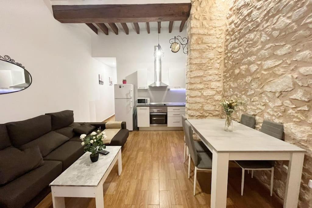 uma sala de estar com um sofá e uma mesa em Apartamento céntrico - Mercado Central em Alicante