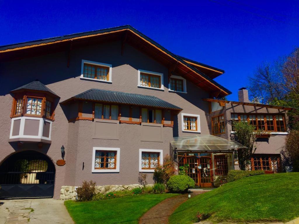 ein großes Haus mit einem großen Fenster in der Unterkunft Las Marianas Hotel in San Carlos de Bariloche