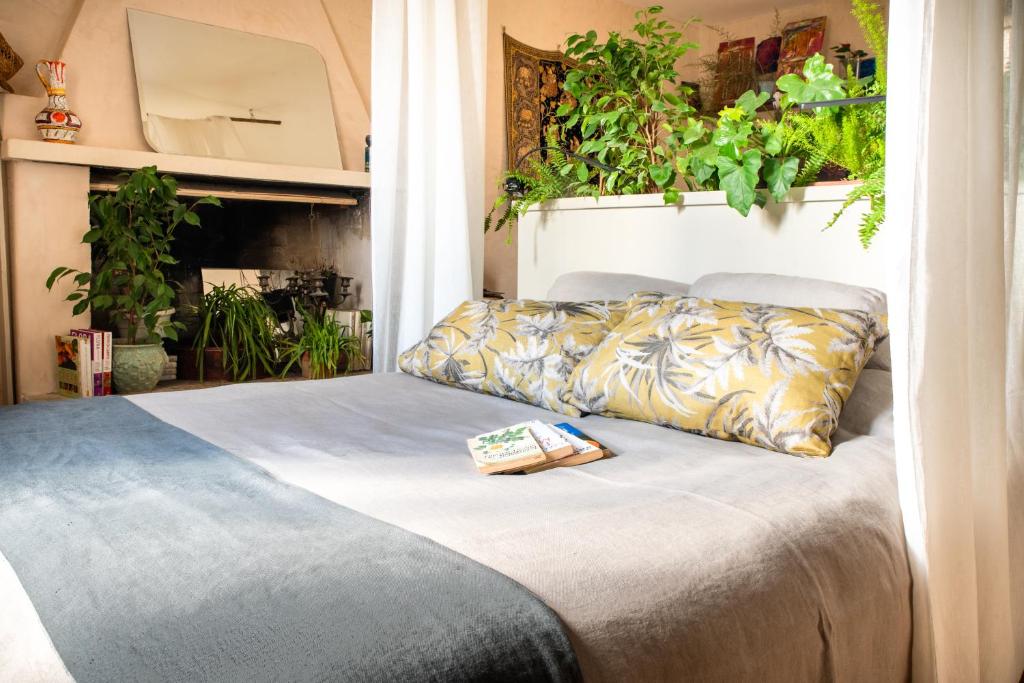 Botanica في كالكاتا: غرفة نوم مع سرير والنباتات على الحائط