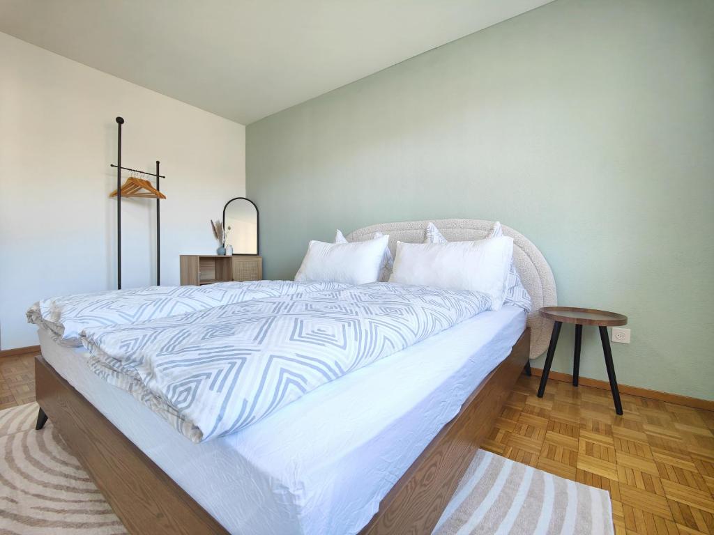 ein Schlafzimmer mit einem großen Bett mit einer Zebradecke in der Unterkunft Lily's Charm Apartment in Minusio in Minusio