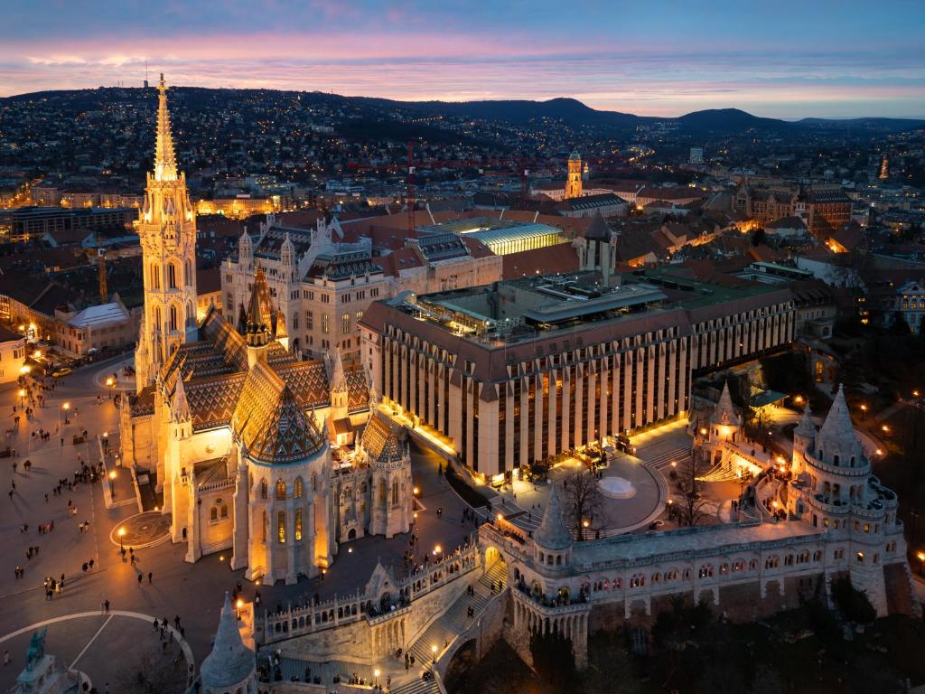 una vista aerea del palazzo del Parlamento di notte di Hilton Budapest a Budapest