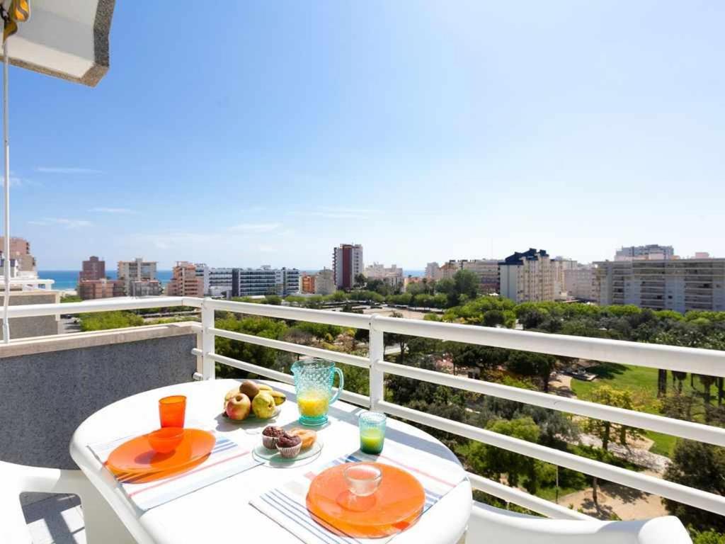 una mesa blanca con comida y bebidas en el balcón en Atico con bonitas vistas, en Gandía