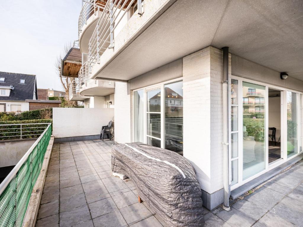 Un balcón con una cama en el lateral de un edificio en Parnasse with a central location, en Koksijde