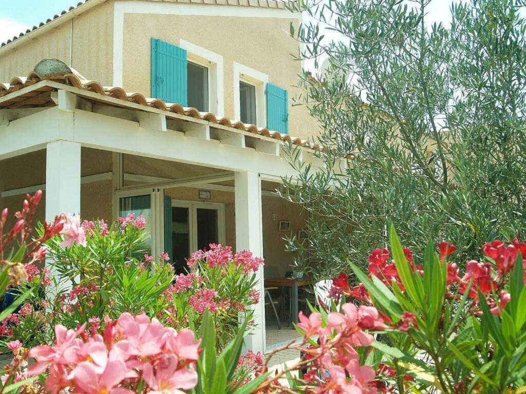 une maison avec des fleurs roses devant elle dans l'établissement Apartment in Neureichenau, à Portiragnes