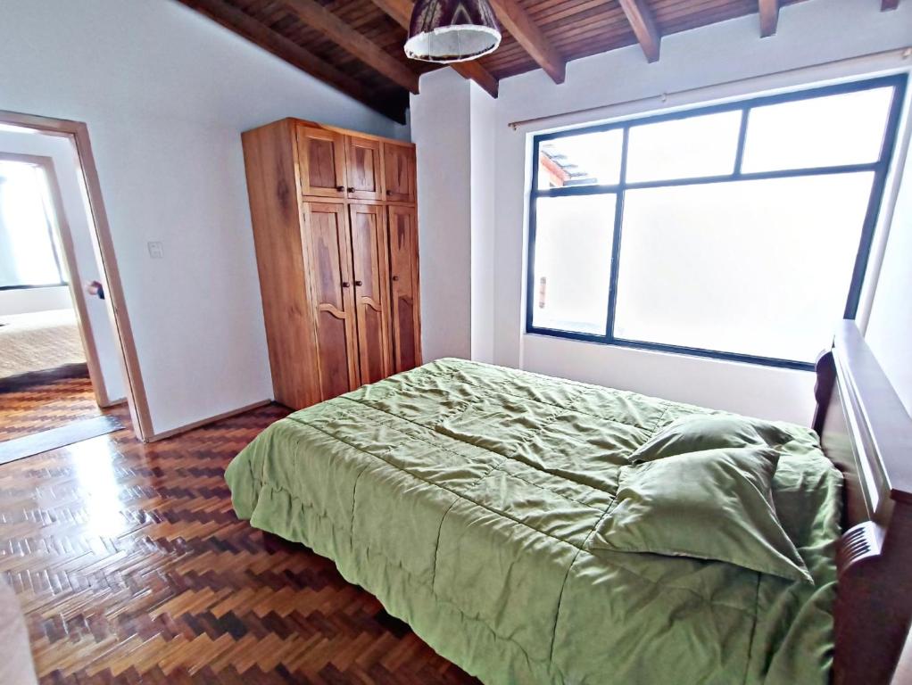 Giường trong phòng chung tại Hermoso departamento en Ambato