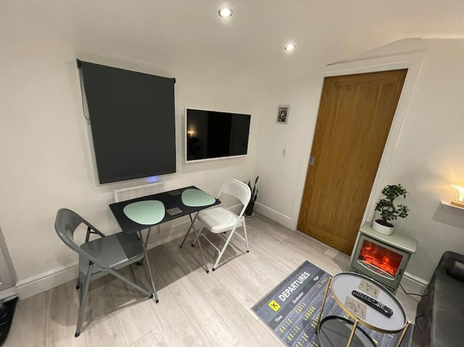 TV a/nebo společenská místnost v ubytování Heathrow Airport 10 mins drive l FREE SECURE PARKING l Tiny House with Courtyard