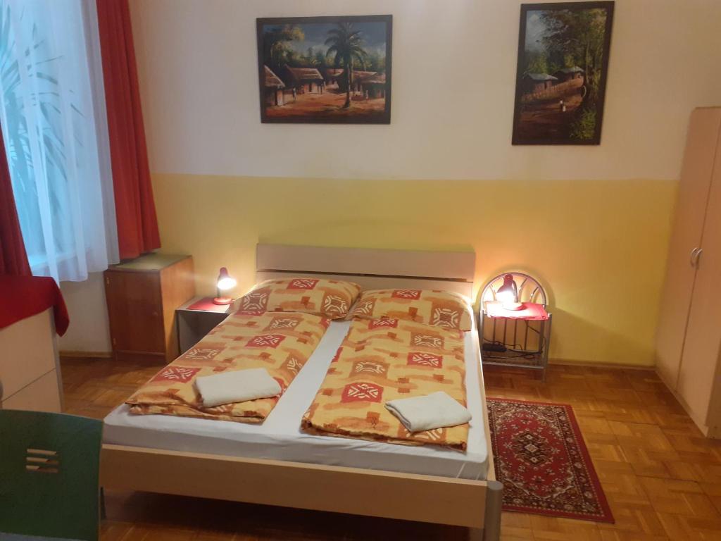 Posteľ alebo postele v izbe v ubytovaní HappyHostel
