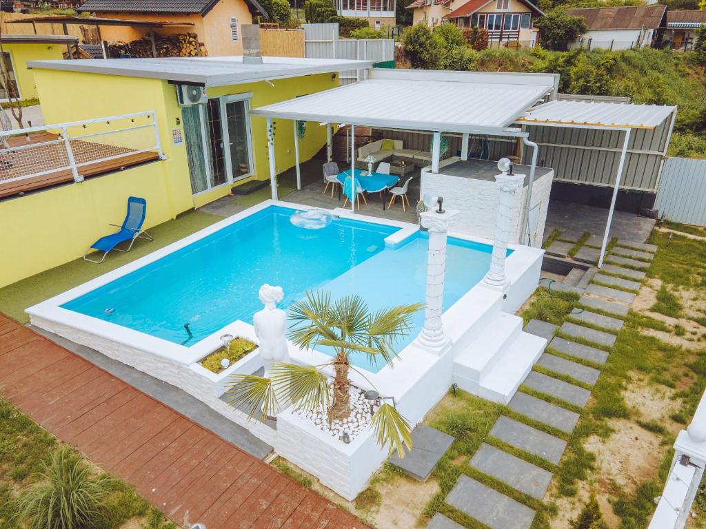 an overhead view of a house with a swimming pool at Bungalow Lux 2 in Novi Banovci