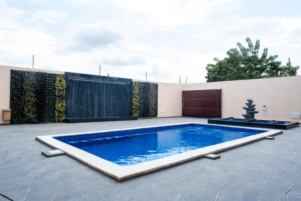 - une piscine au milieu d'un patio dans l'établissement Casa Chico Rosa, à Luanda