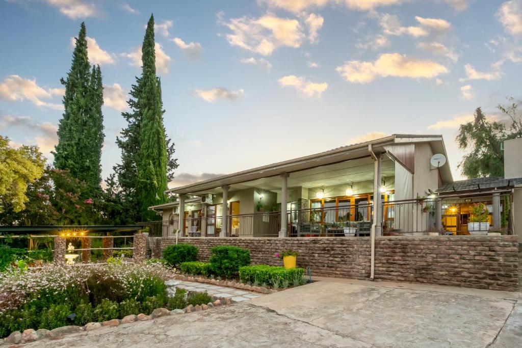 vista esterna di una casa di Die Fonteine Country Guesthouse and Glamping a Oudtshoorn