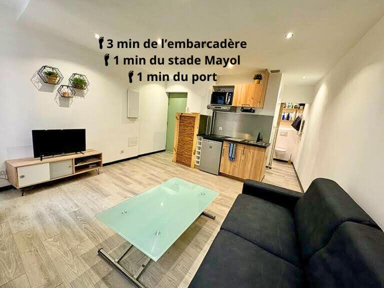 un salon avec un canapé et une table dans l'établissement L'escapade Toulonnaise, à Toulon