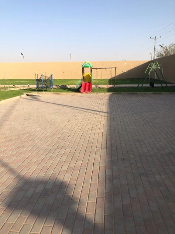 a playground in the middle of the desert at شاليهات هابي لاند in Ḩalaqat al ‘Afraj