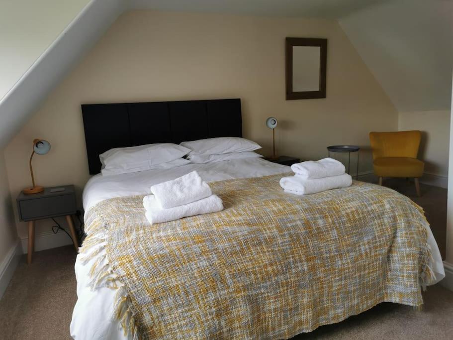 1 dormitorio con 1 cama con 2 toallas en Driftwood, en Eyemouth