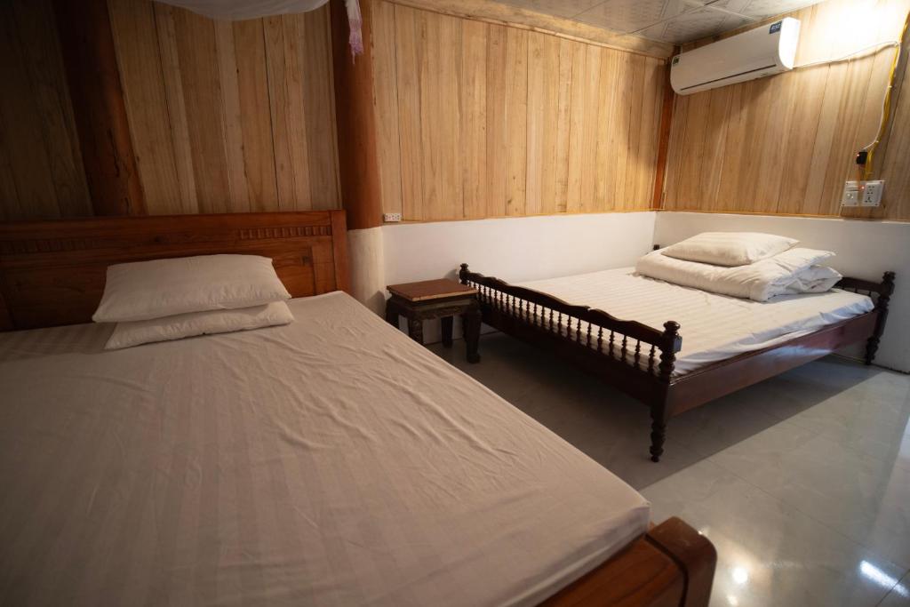 2 Betten in einem kleinen Zimmer mit 2 Betten sidx sidx sidx sidx in der Unterkunft Homestay TonyLuận in Phú Thọ